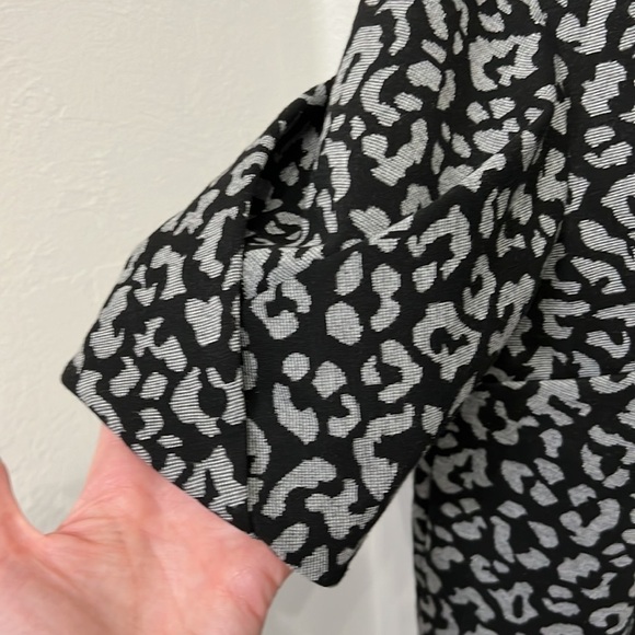 Banana Republic Factory Women's Leopard Ponte Top
Black/Grey Size Small - Picture 6 of 7